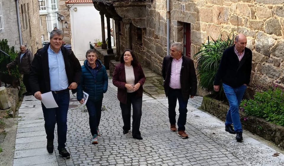 Corcubión aproveita a visita da Delegada da Xunta para lembrarlle a esixencia do Centro de Día