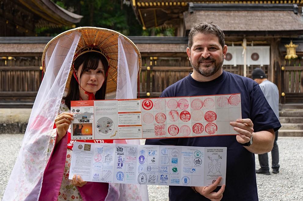 Un peregrino mexicano recibe o pasaporte dual número 10.000 por percorrer os Camiños de Santiago e Kumano Kodo