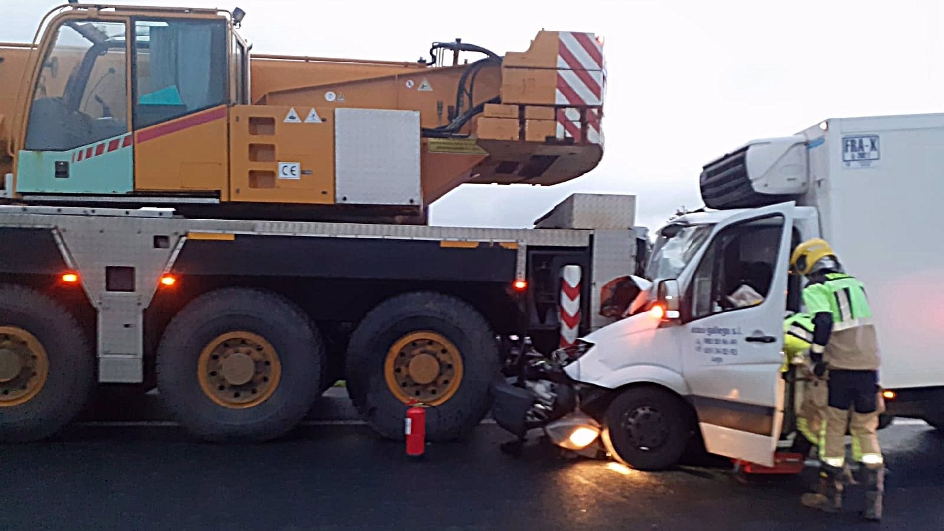 Unha persoa queda ferida tras unha colisión entre un guindastre e un furgón nas Pontes