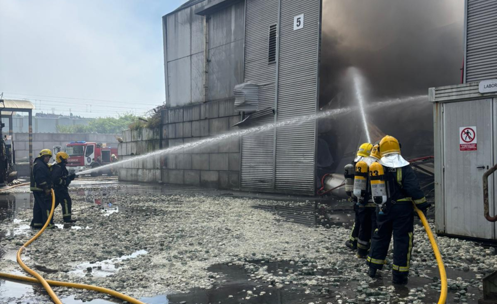 Extinguido el incendio en una nave de residuos en Porriño tras una intensa intervención de los servicios de emergencia