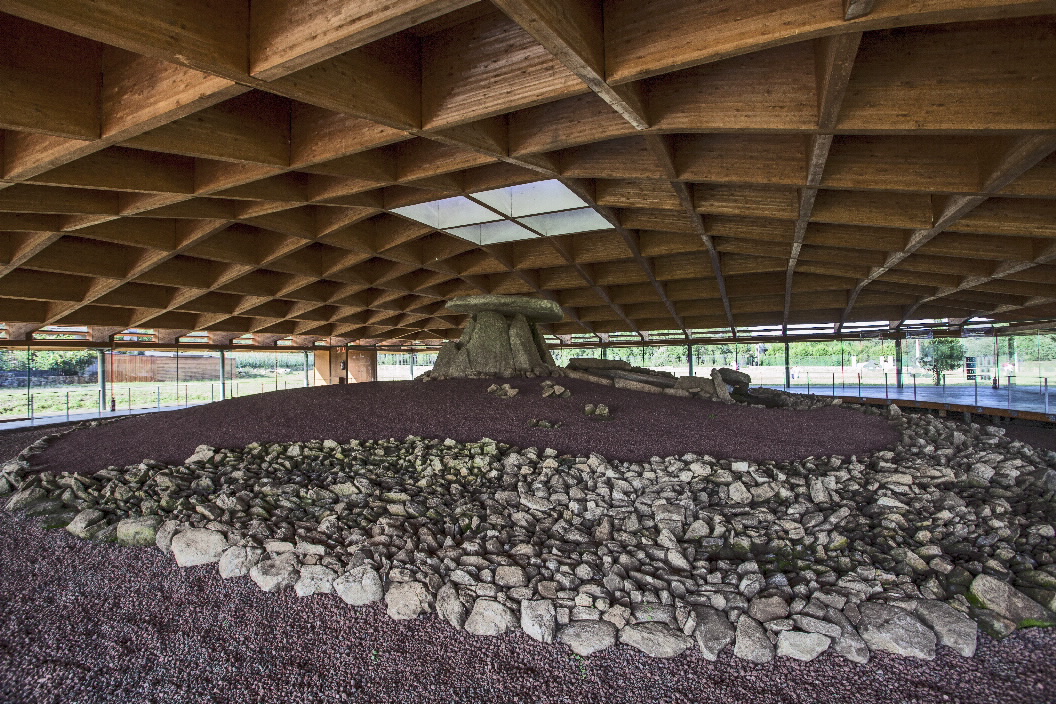 Galicia explicada en 75 lugares de memoria: do dolmen de Dombate ate os asasinatos de Daniel Niebla e Amador Rey nas folgas de Ferrol de 1972