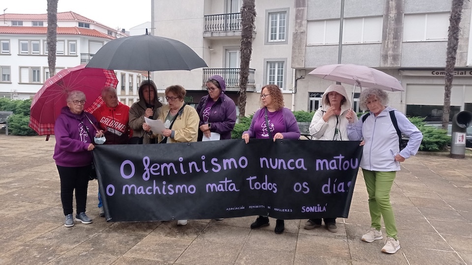 As entidades feministas de Ponteceso e Carnota saíron berrar contra o Feminicidio de Moraña