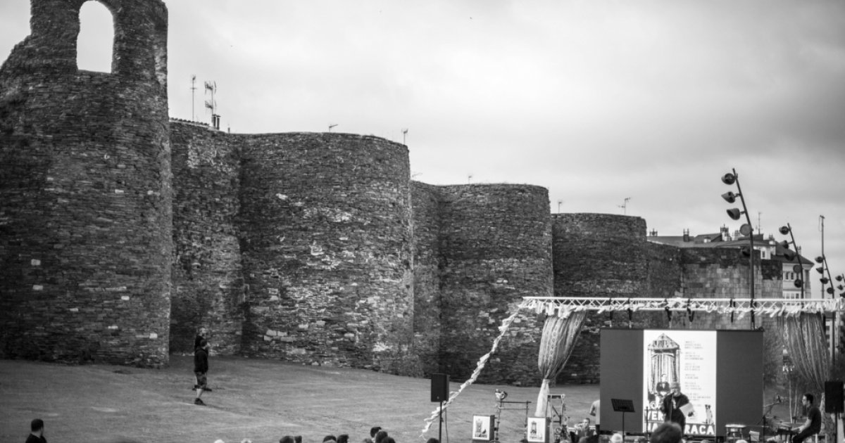 Chus Pato e Yolanda Castaño procuran o que non ten nome ao pé da Muralla de Lugo
