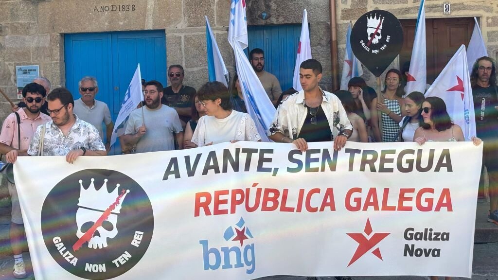 Galiza Nova protesta ante a presenza de Felipe e Leonor de Borbón en Marín