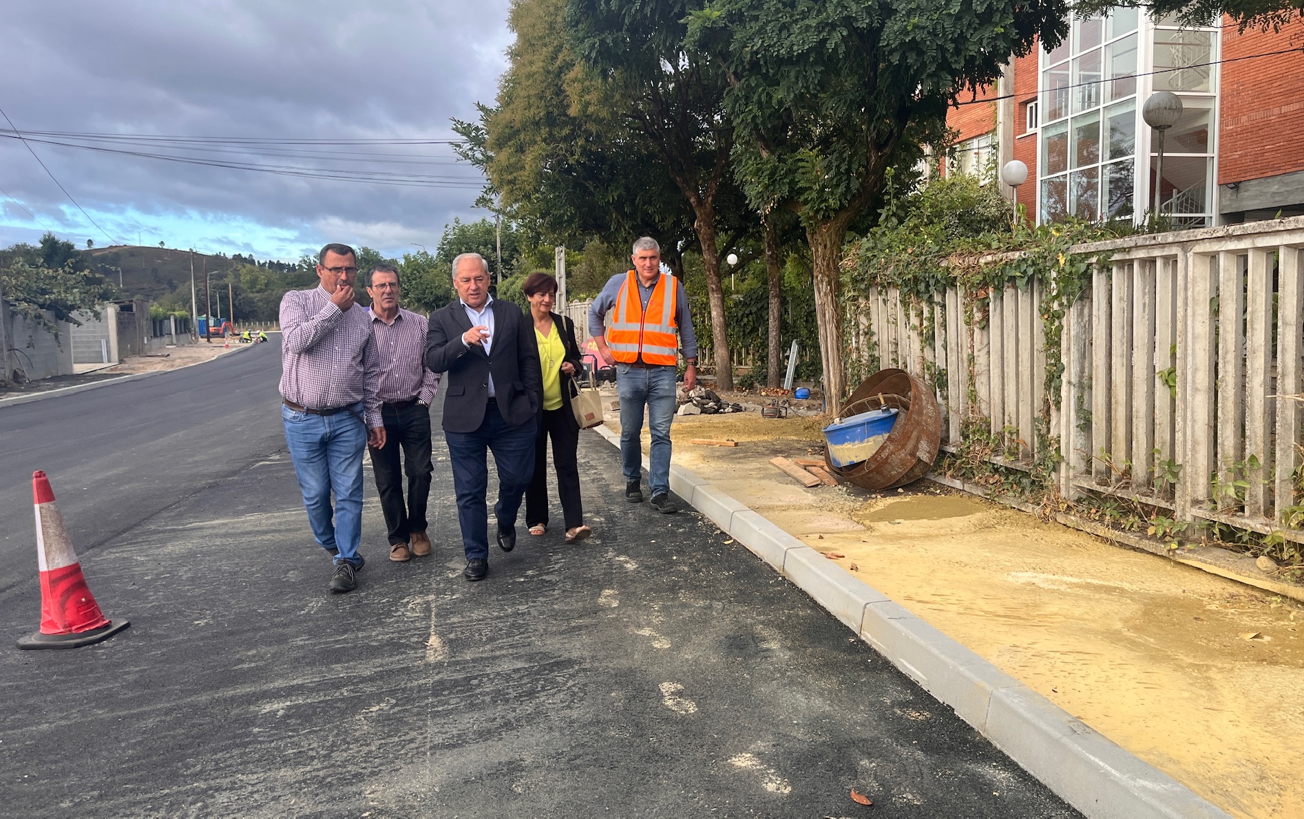 Tomé supervisa na Pinguela as obras entre a capela de San Lázaro e Piñeira