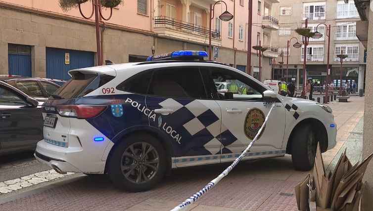 Un mozo mata supostamente a súa nai en Vilagarcía de Arousa e precipítase desde un terceiro piso