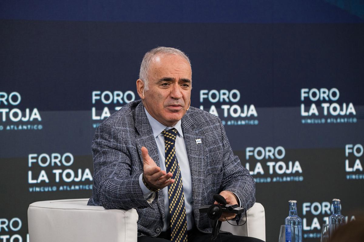 Kasparov carga contra o "dictador" Putin e Trump, "que busca a gloria persoal"