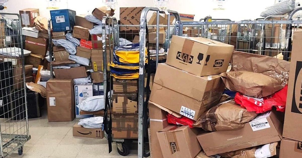 Milleiros de paquetes e cartas sen entregar na Coruña polo "colapso" en Correos