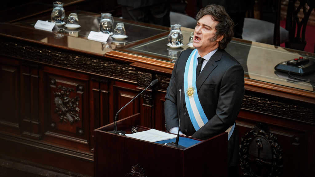 Un candidato de Milei renuncia após transcender que cobrou dun narco