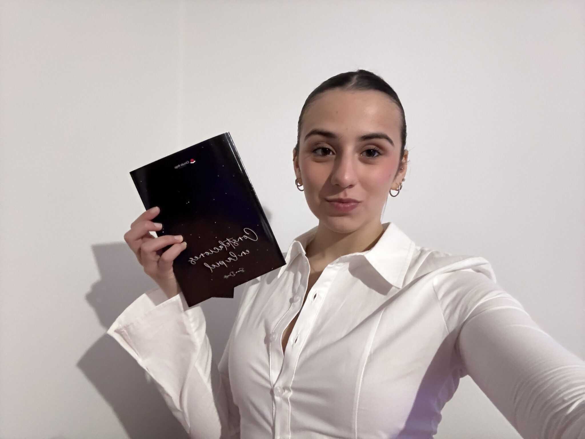 A Biblioteca da Pobra acolle a estrea do poemario Constelaciones en la piel, de Sara Dieste