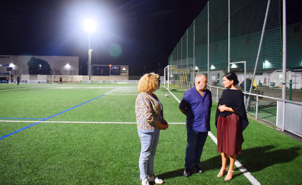El campo de fútbol de As Baloutas estrena iluminación LED tras una inversión de 70.000 euros