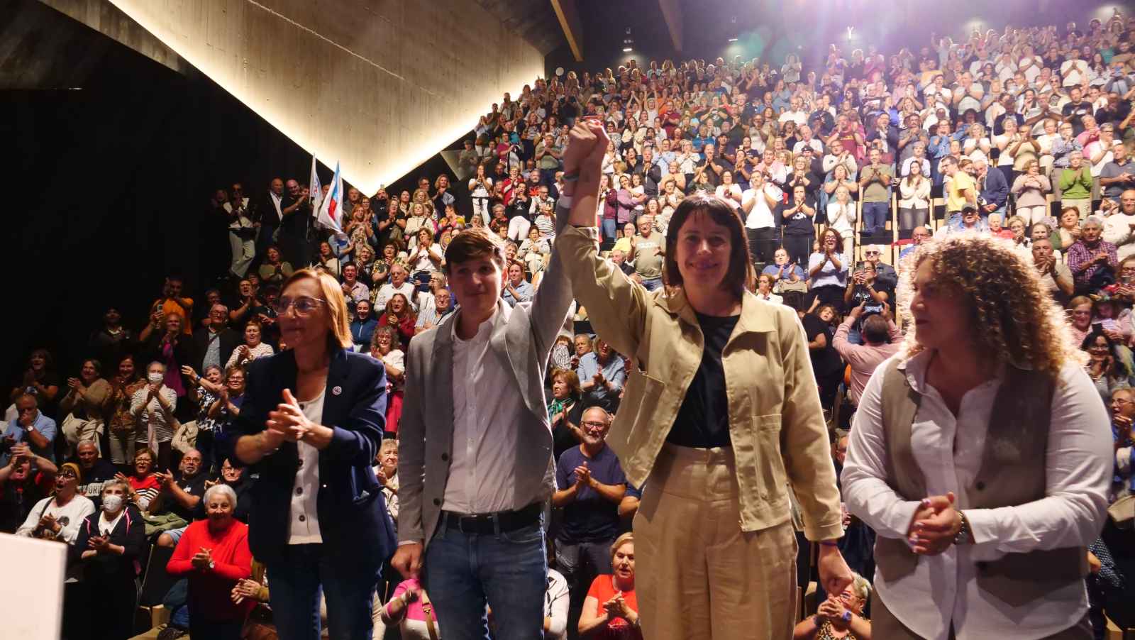 Pontón critica en Ribeira a moción de censura do PP e avala o labor de Luís Pérez