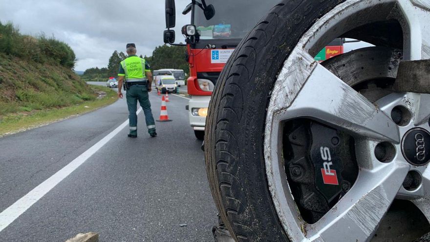 Xa non só se ‘whatsappea’ ao volante: tamén ven series de Netflix