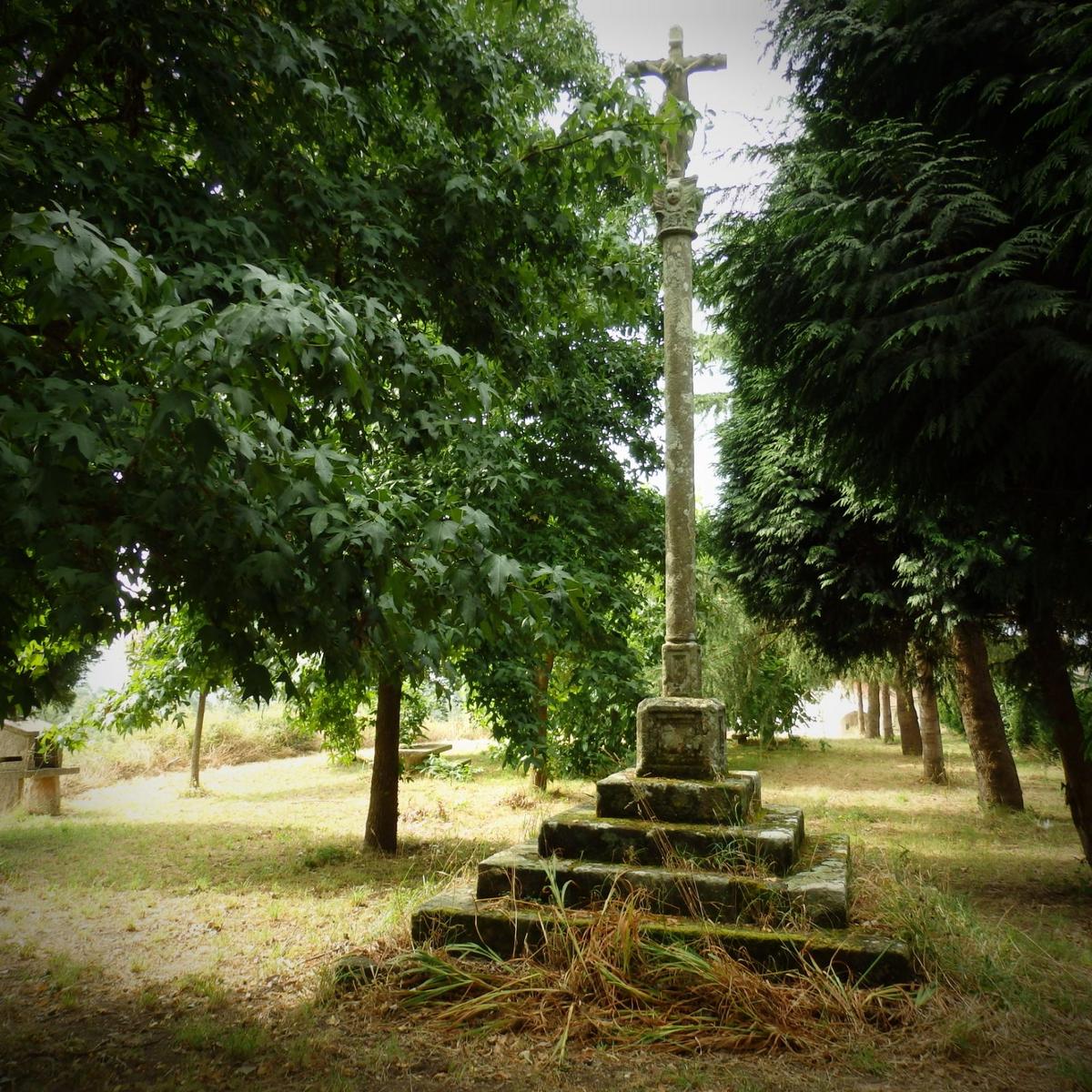 Descubrindo o que agochan os cruceiros de meniños entre a dor e o silencio das aldeas