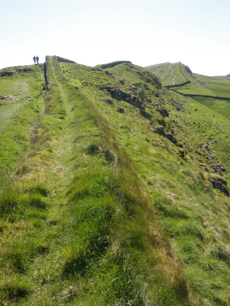 Que relación hai entre o muro de Adriano en Escocia e os guerreiros galaicos e astures?