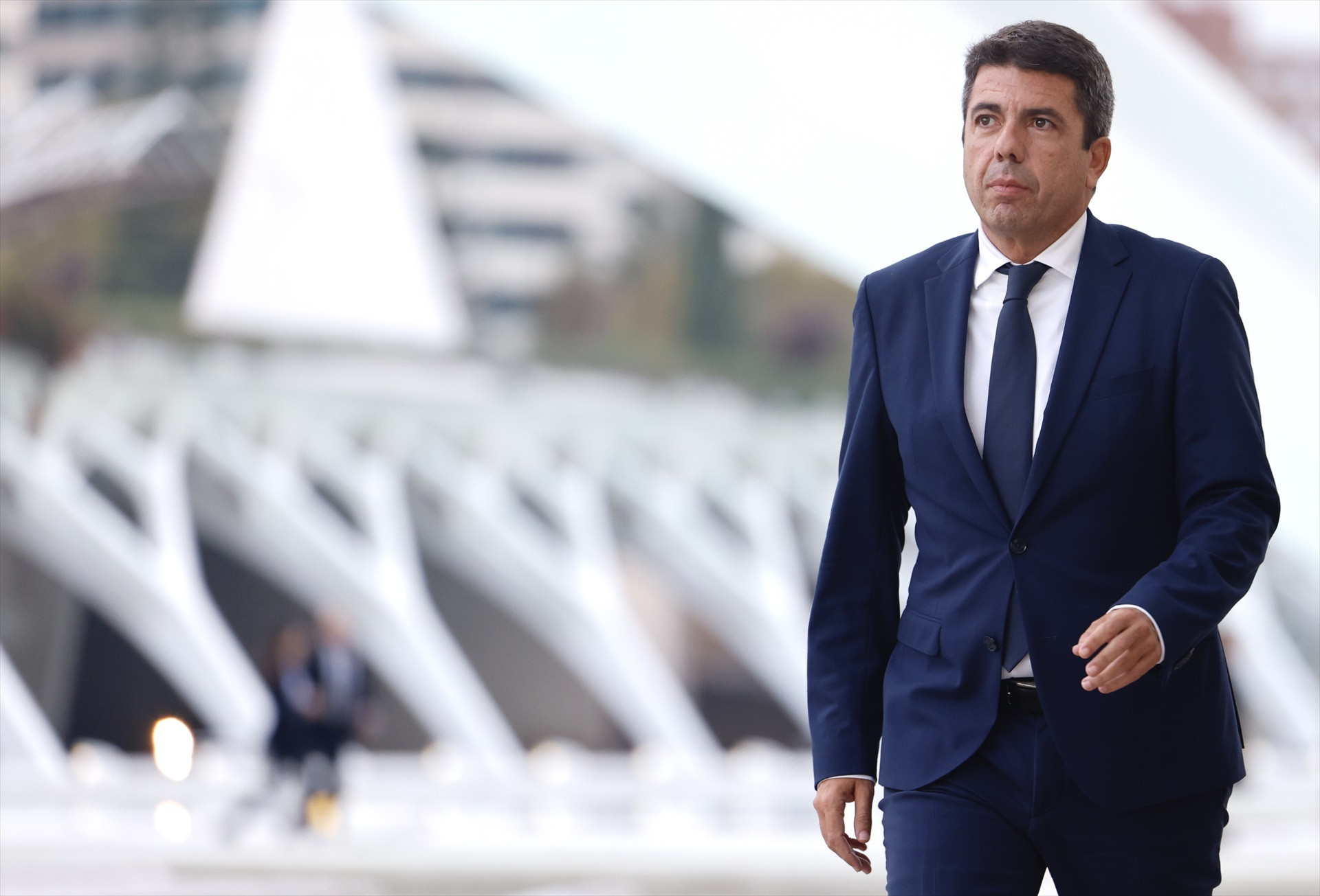 O presidente Carlos Mazón, máis só que a unha, debe dimitir xa