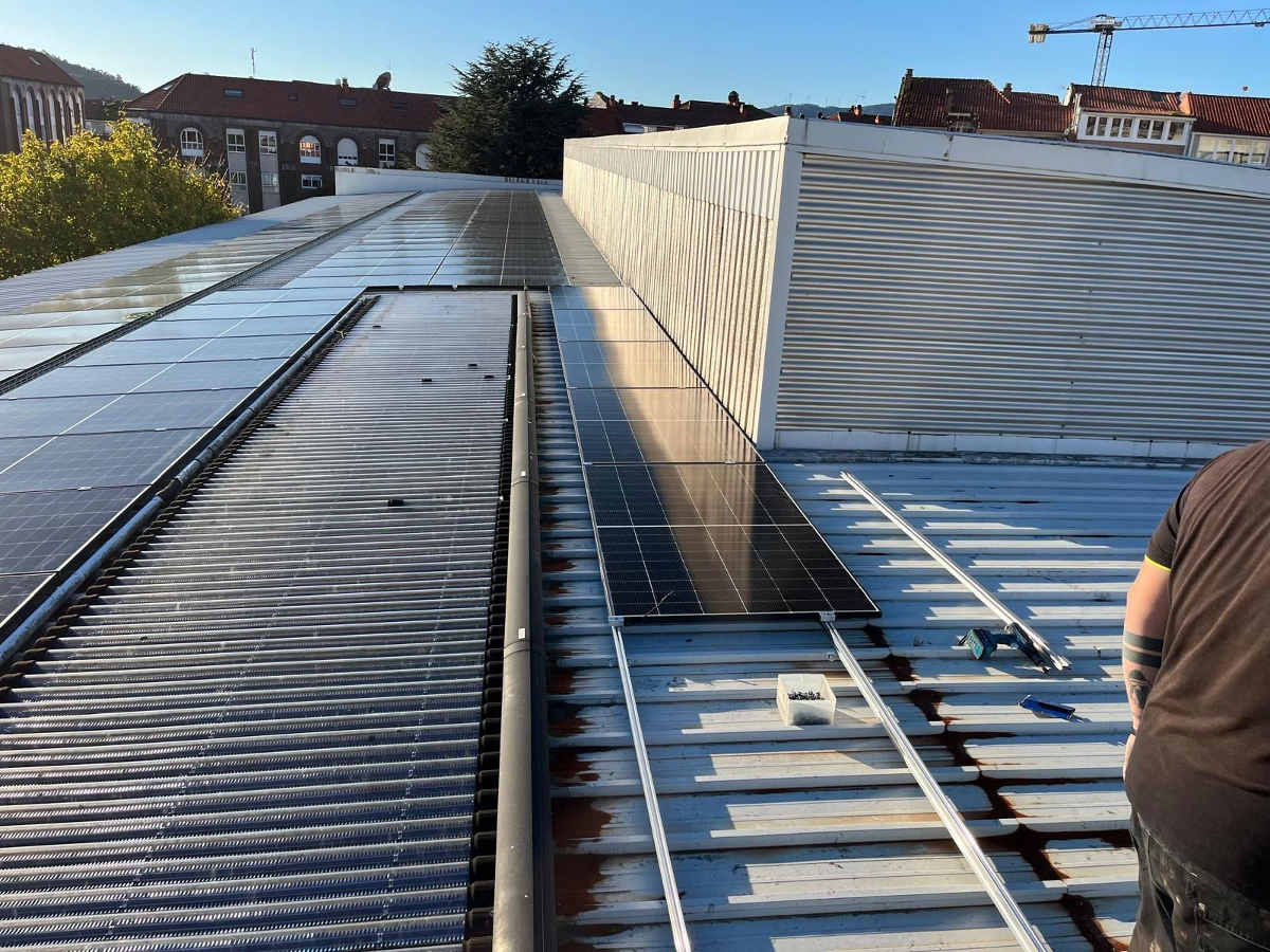 O Concello de Noia instala enerxía fotovoltaica no Polideportivo Alonso Rodríguez cun investimento de 48.158 euros