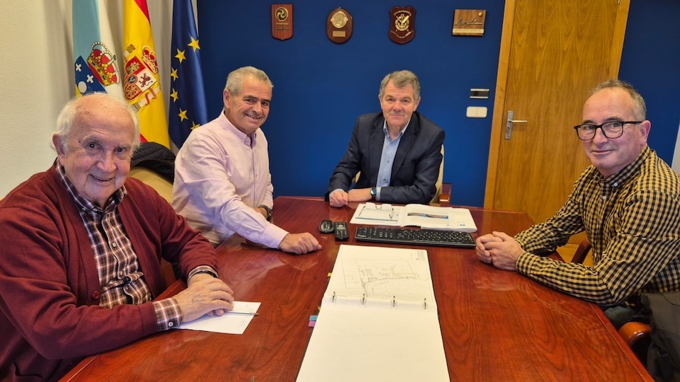 Portos comeza a súa rolda de reunións coas entidades de Corcubión para explicar os procedementos do porto mixto