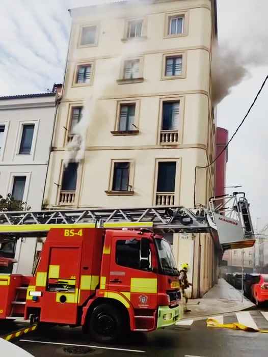Un incendio nun edificio de Santiago deixa polo menos unha persoa ferida
