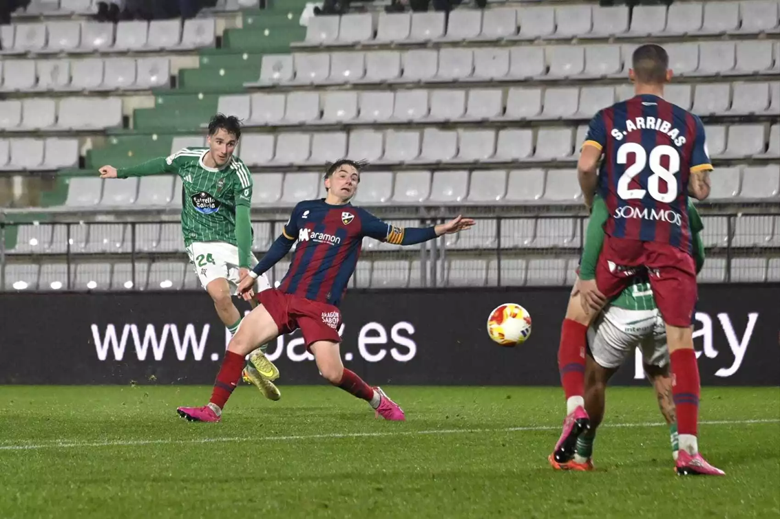 O Racing de Ferrol sucumbe ante un sólido Huesca e despídese da Copa na Malata