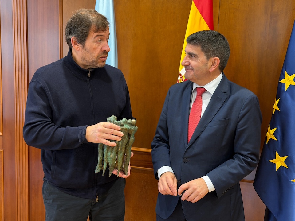 Un pequeno recoñecemento institucional ao escultor herculino Miguel Couto