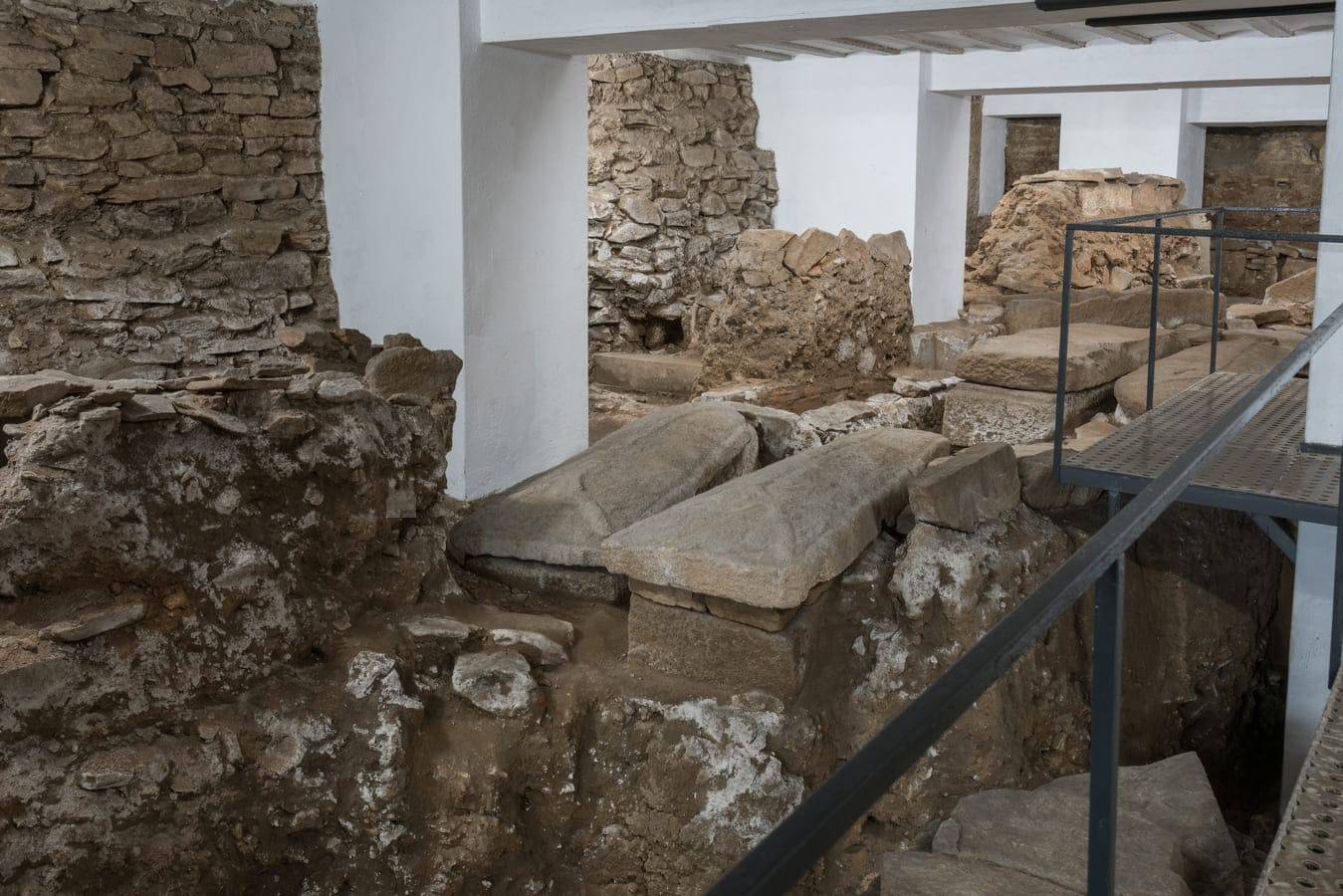 A lauda de Teodomiro e o mausoleo romano, claves dun percorrido pola historia soterrada da Catedral de Santiago