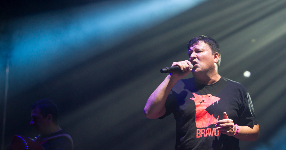 "Antes dicían que o galego non valía para o rock, pero agora din que non vale para as matemáticas. Son tempos escuros"