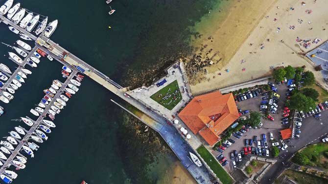 Denuncian unha vertedura de hidrocarburos do porto deportivo á rede de saneamento de Baiona