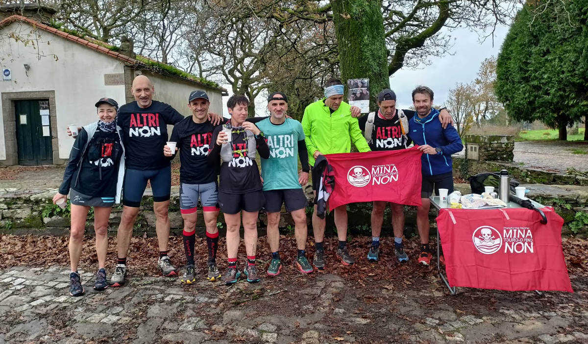Unha maratón entre Melide a Santiago portou alancada a alancada o rexeitamento a Altri e á reapertura da mina de Touro