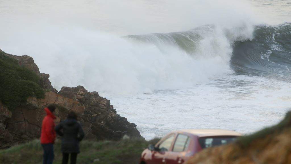 A Xunta activa para esta segunda feira a alerta laranxa por temporal costeiro e recomenda afastarse da liña de costa