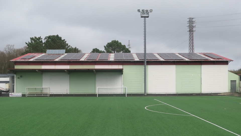 Completada a nova instalación fotovoltaica no pavillón da Laracha