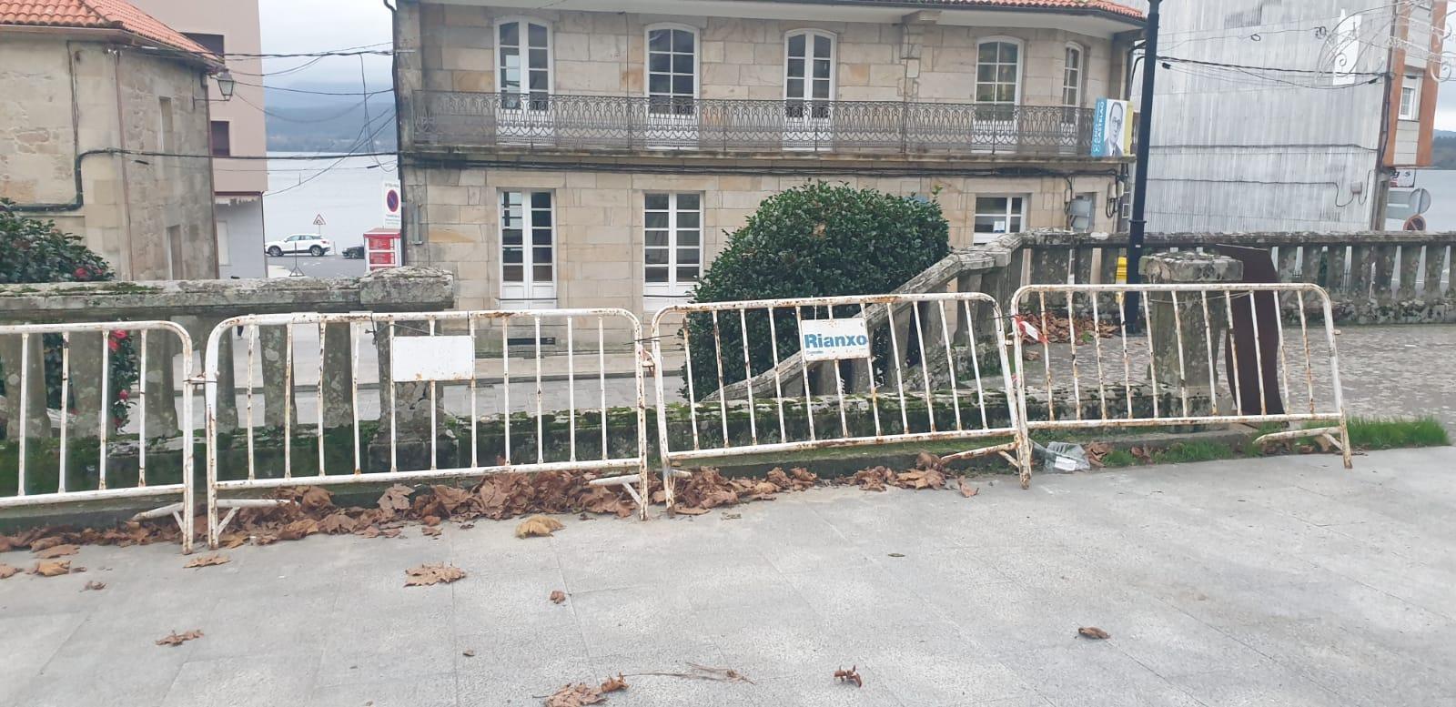 O PSOE de Rianxo reitera a necesidade “dunha actuación urxente” na praza da Fonte e no reforzo da balaustrada do Campo de Arriba