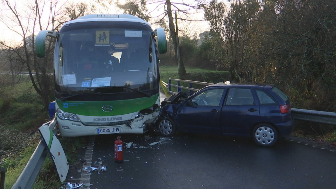 Accidente entre un bus escolar e un coche nas Neves con tres feridos leves e estudantes atrapados