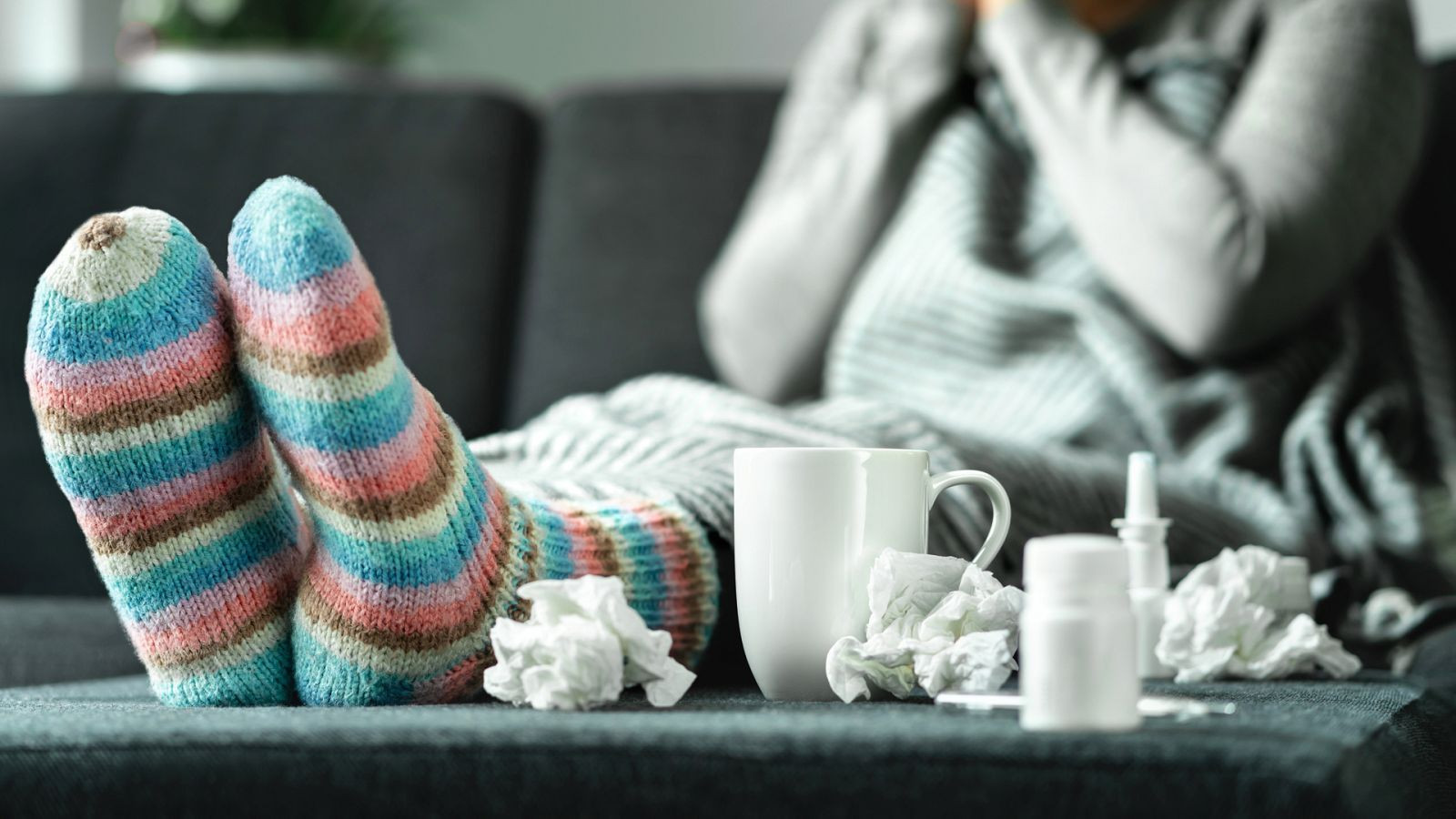 Por que aumentaron tanto os casos de gripe? Quirónsalud explícao co termómetro na man