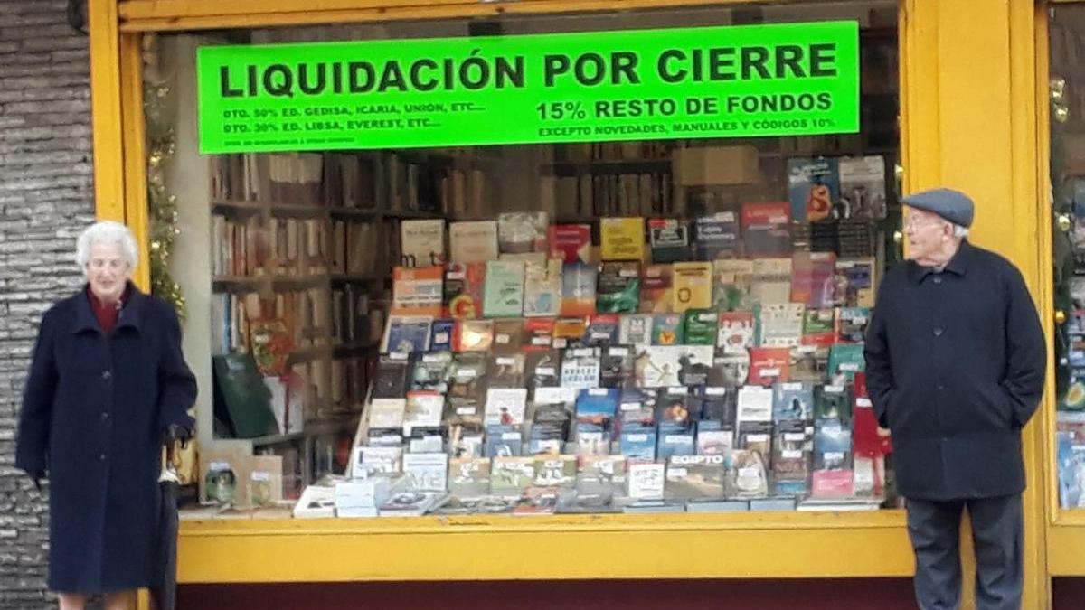 Unha moza pide axuda para atopar a esta parella de Santiago á que fotografou hai anos