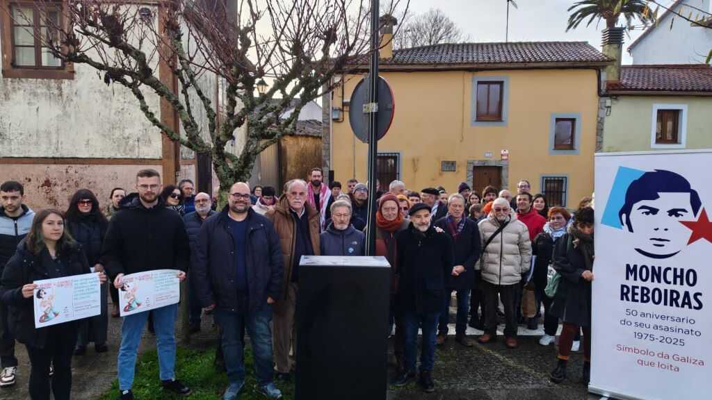Arzúa inaugurou un monólito en homenaxe a Moncho Reboiras