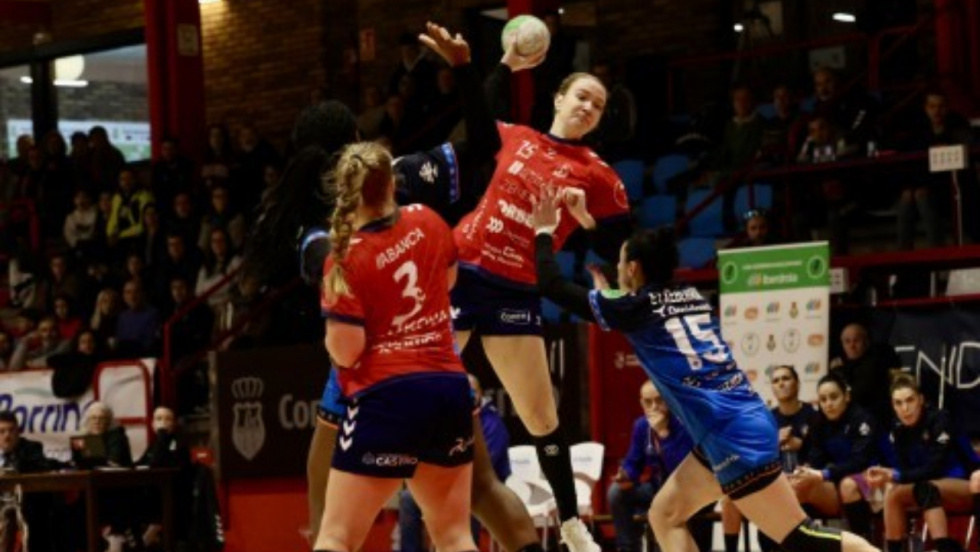 El BM Porriño cae con honor ante el líder Bera Bera en un partido marcado por la polémica arbitral