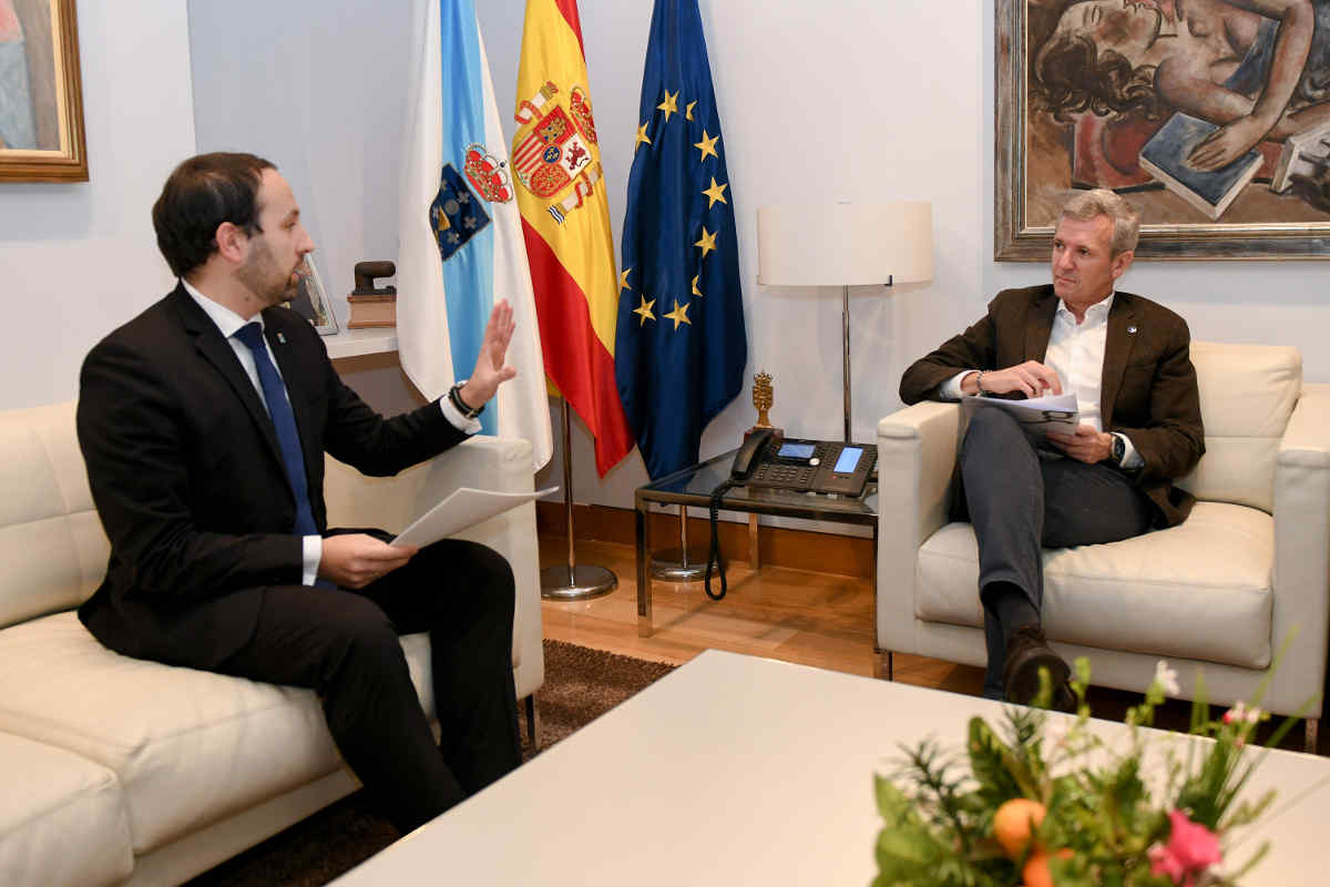 Alfonso Rueda e o alcalde de Lousame traballan en futuras melloras viarias na localidade