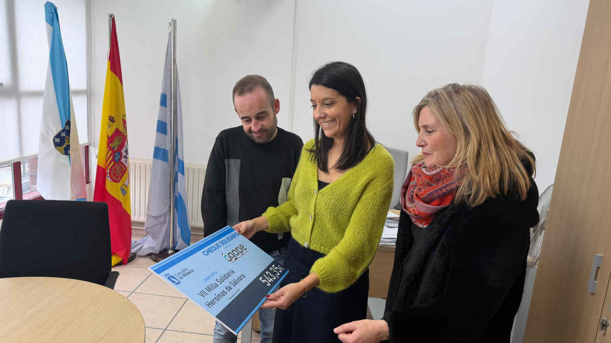 María Sampedro fai entrega a Ágape do cheque cos 543  euros recadados na milla Heroínas de Sálvora
