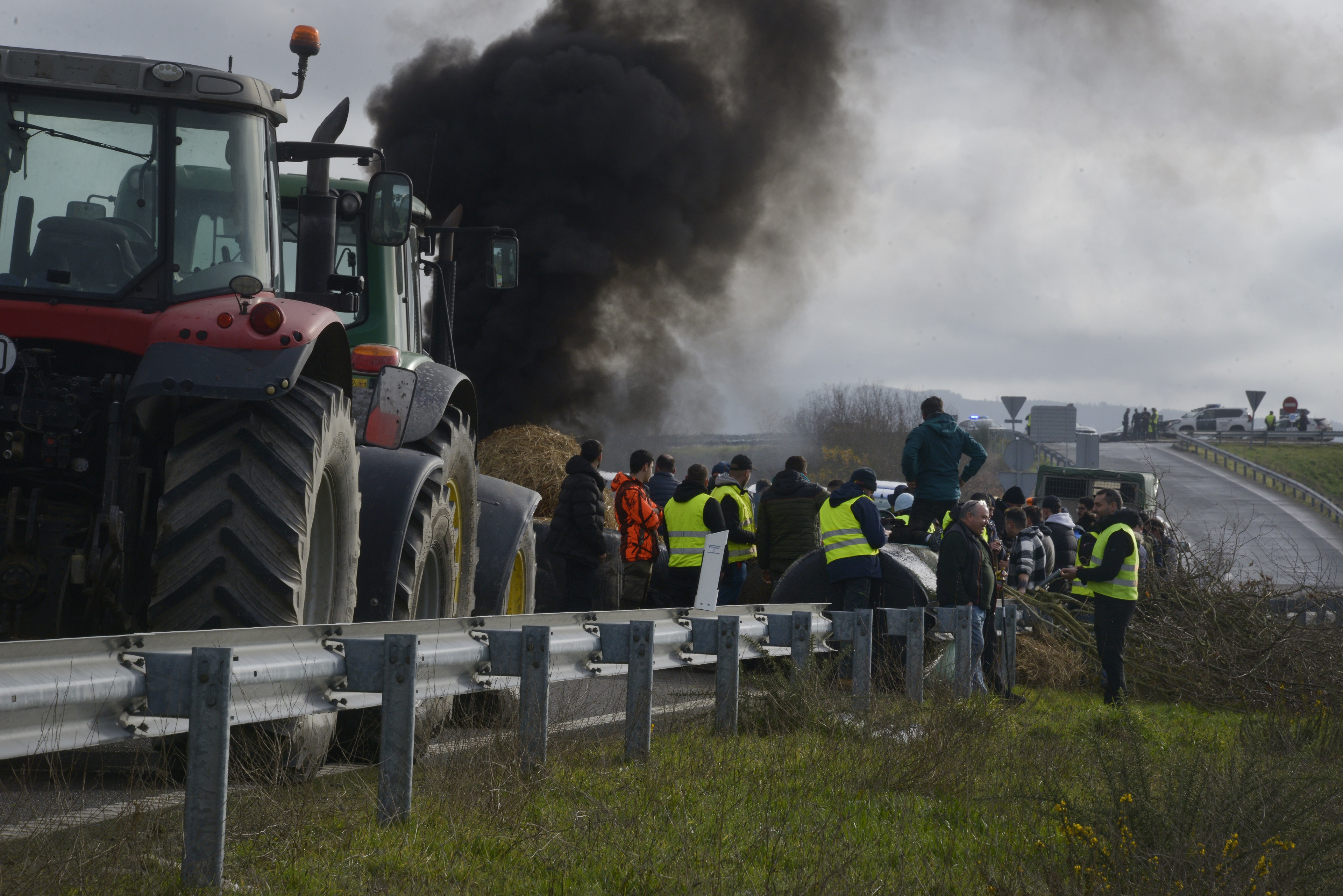 Os tractoristas manteñen o corte na A-52 en protesta polo acordo UE e Mercosur