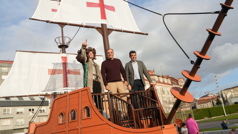 Un barco de Colón surca el nuevo parque infantil de Ánkar en Poio, financiado con 160.000 euros por la Diputación