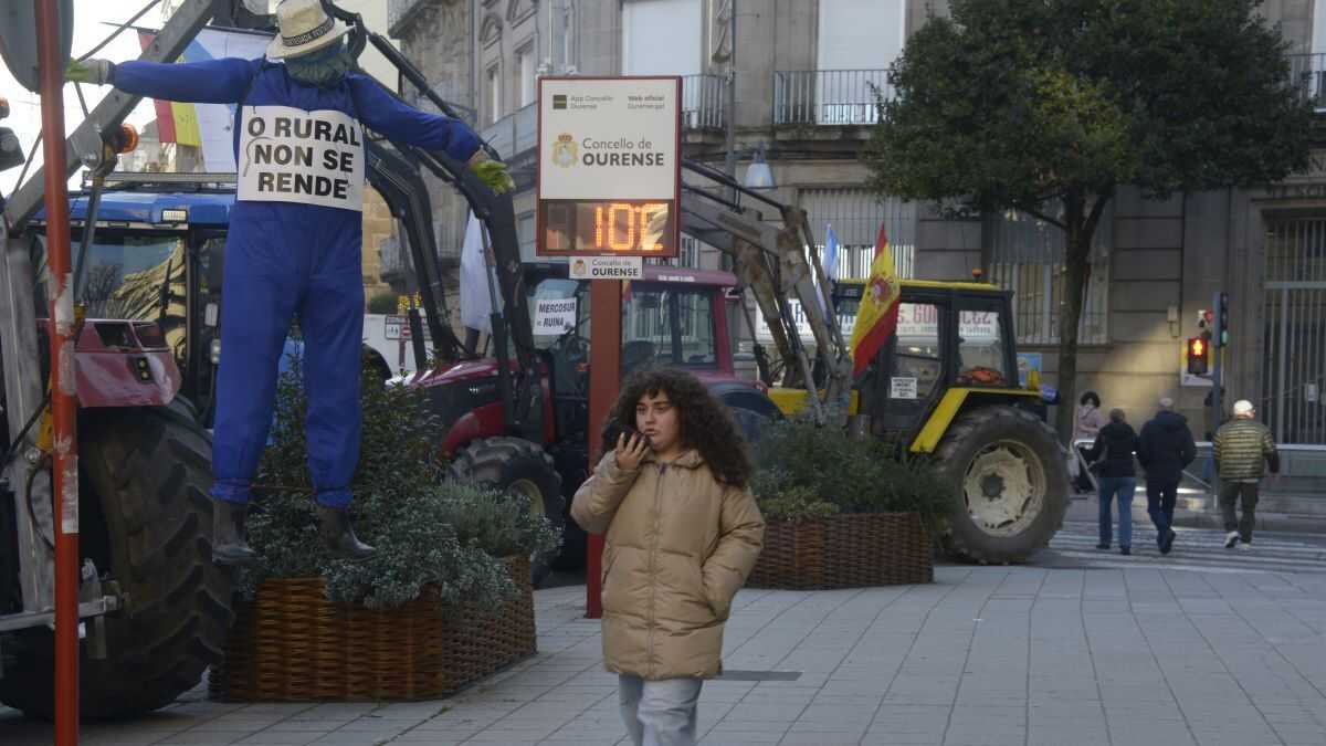 Máis de 80 tractores cortan a N-120 en Ourense: "Imos estar aquí até que nos boten"