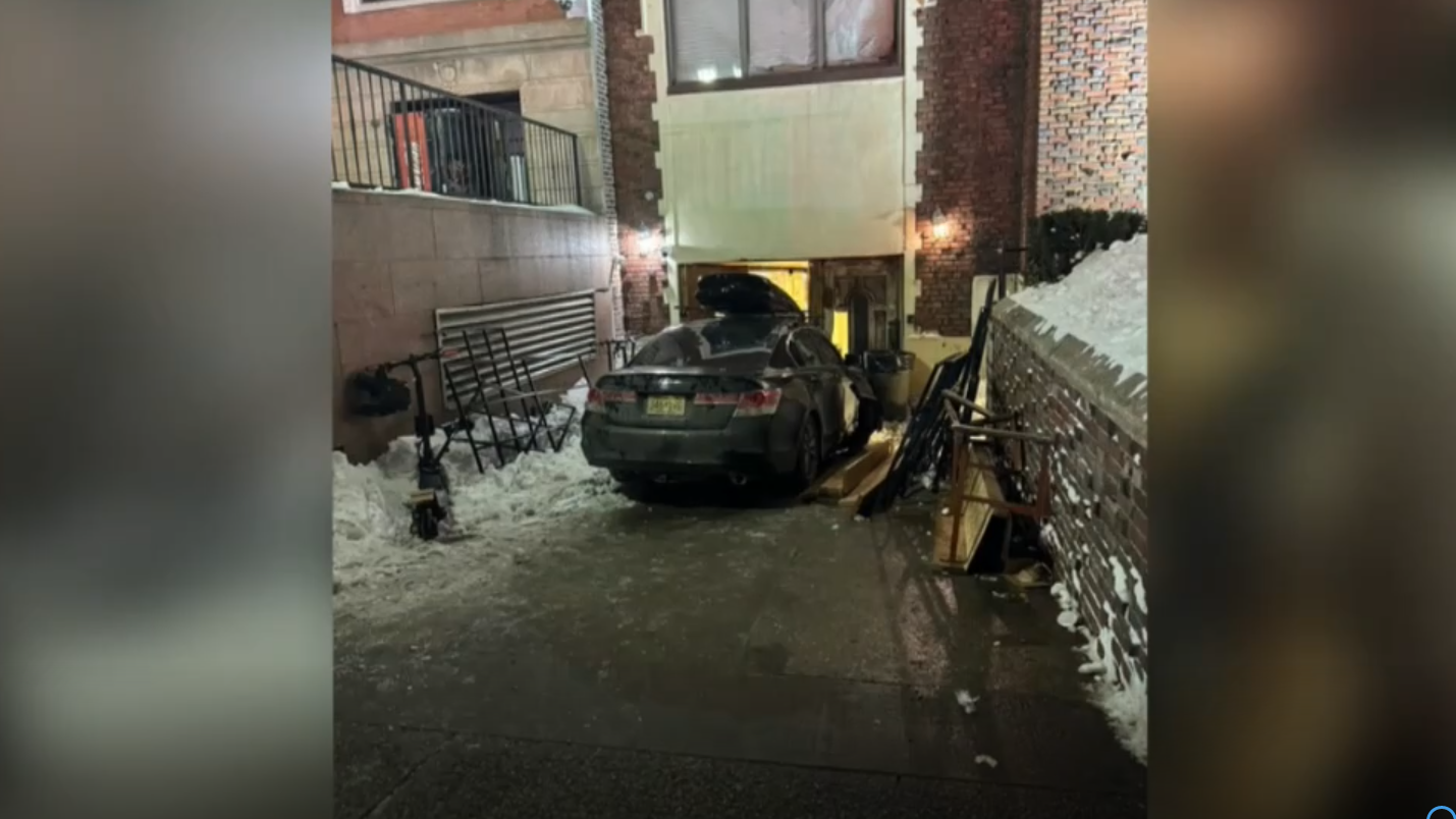 Un coche bate varias veces contra unha sinagoga en Nova York