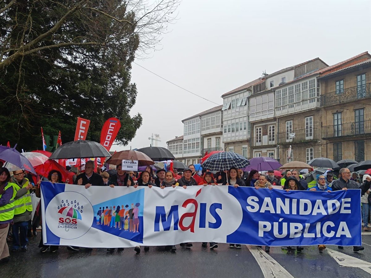 Miles de persoas maniféstanse en Santiago en defensa da sanidade pública: "Imos seguir, que o saiba Rueda"