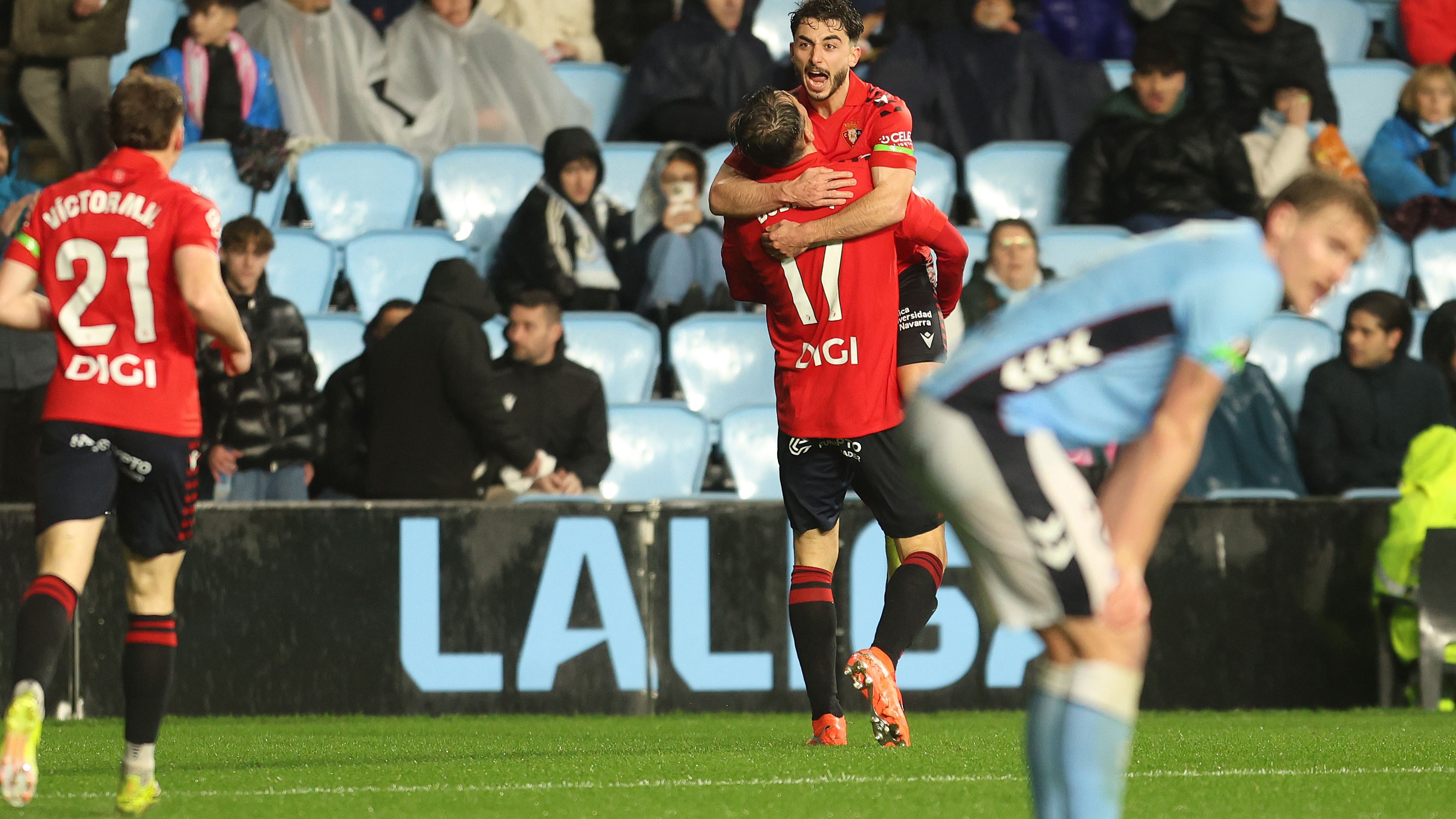O Celta cae 1-2 ante un Osasuna máis eficaz e baixo o diluvio de Balaídos