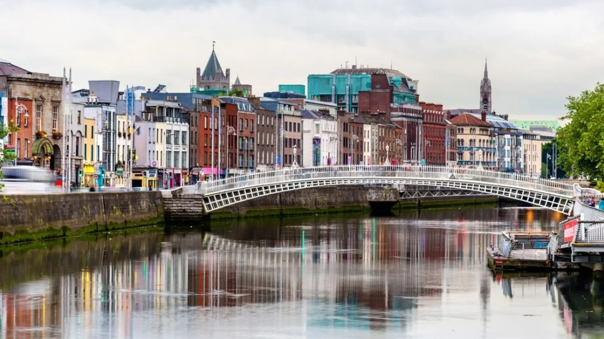 Asturias contará con un nuevo vuelo directo a una de las capitales europeas más populares entre los jóvenes