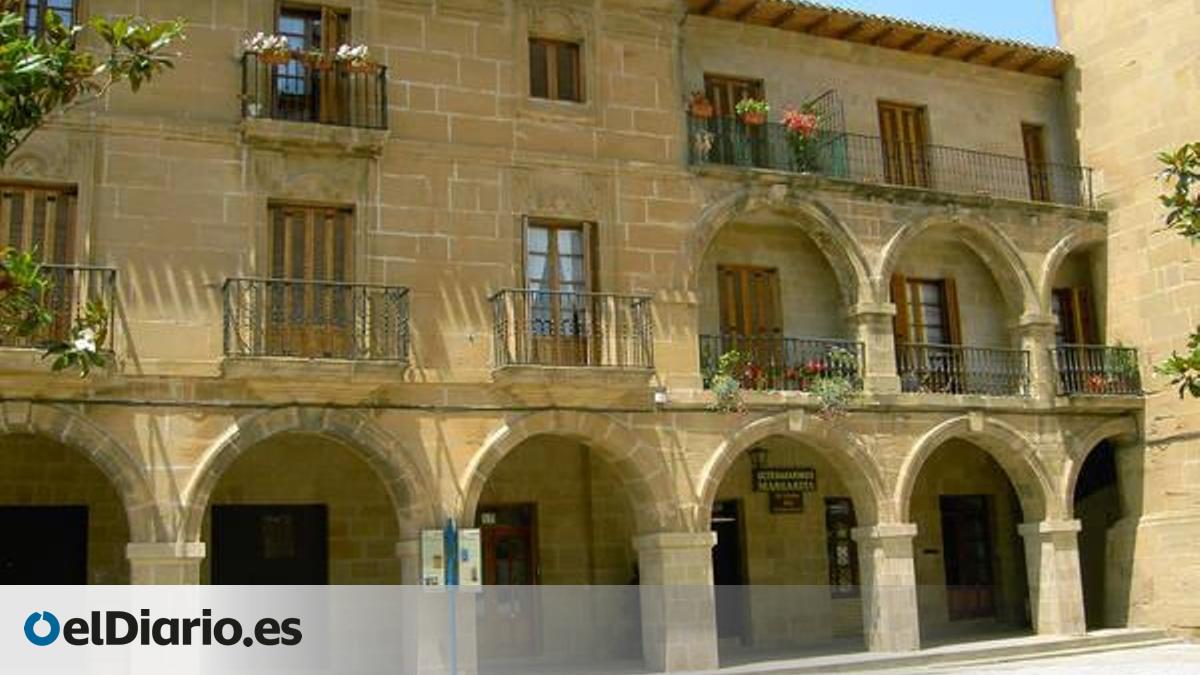 De estilo medieval, este pequeño y apacible pueblo riojano alberga casas de piedra sillar y bodegas excavadas bajo el suelo