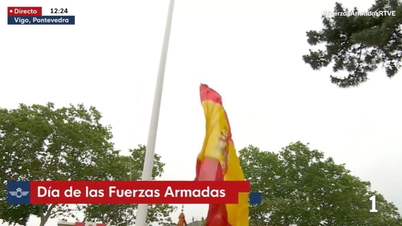 Rompe a bandeira española durante o izado no Día das Forzas Armadas en Vigo