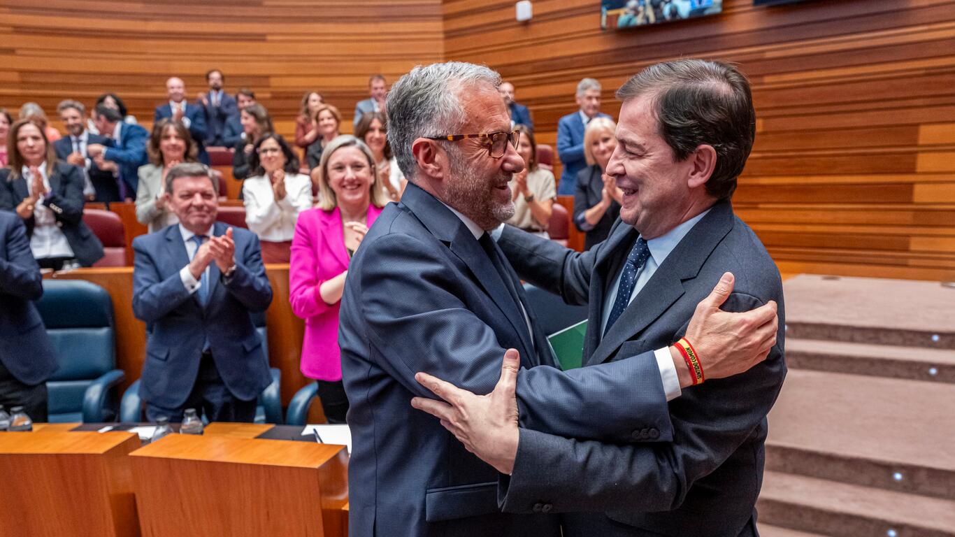 Mañueco, investido presidente de Castela e León após asumir o PP as exixencias de Vox