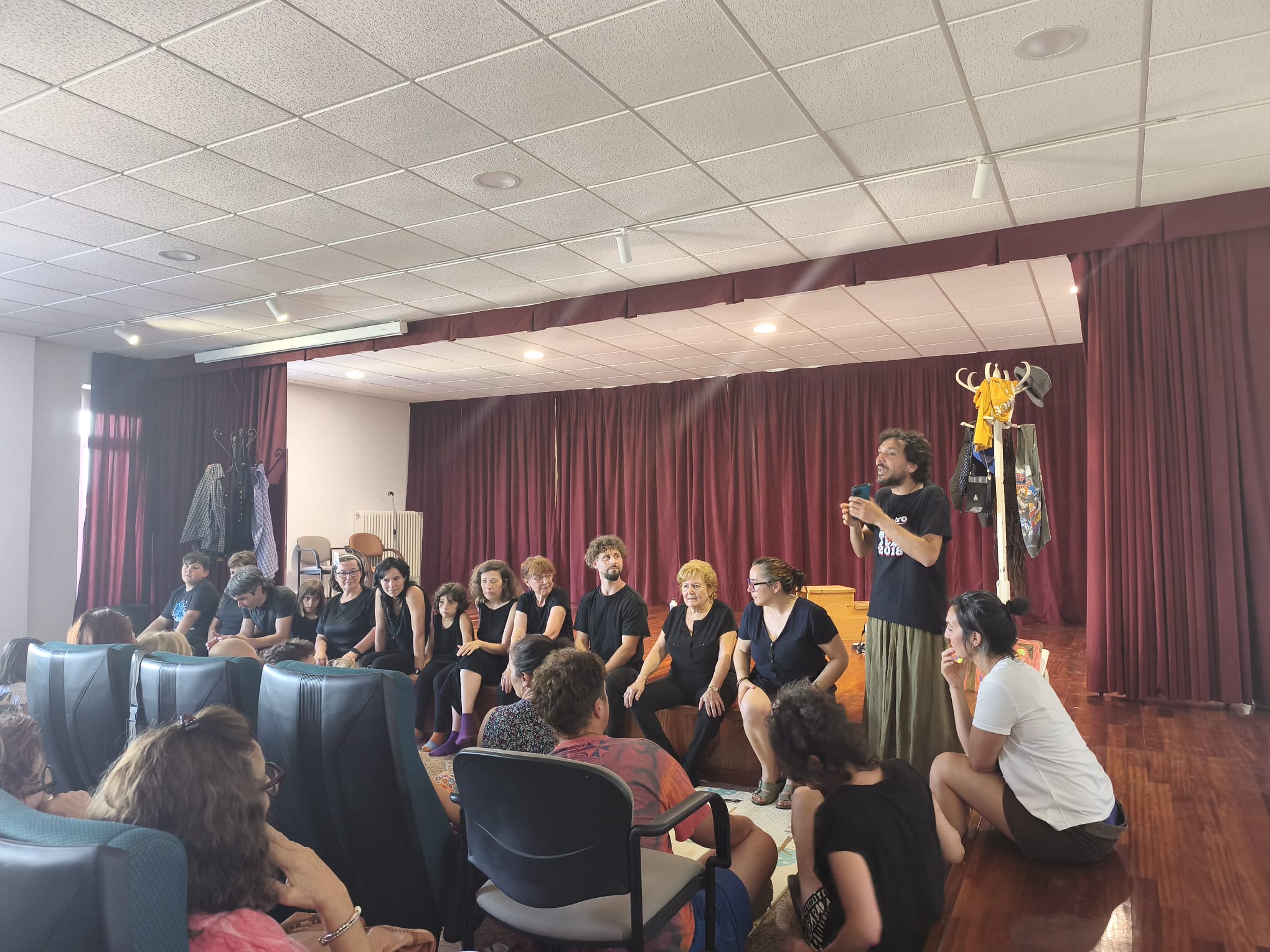 O teatro foro triunfa en Pantón coa estrea de “Lila quere ser violeta” e a presentación do grupo de teatro local Dío tí
